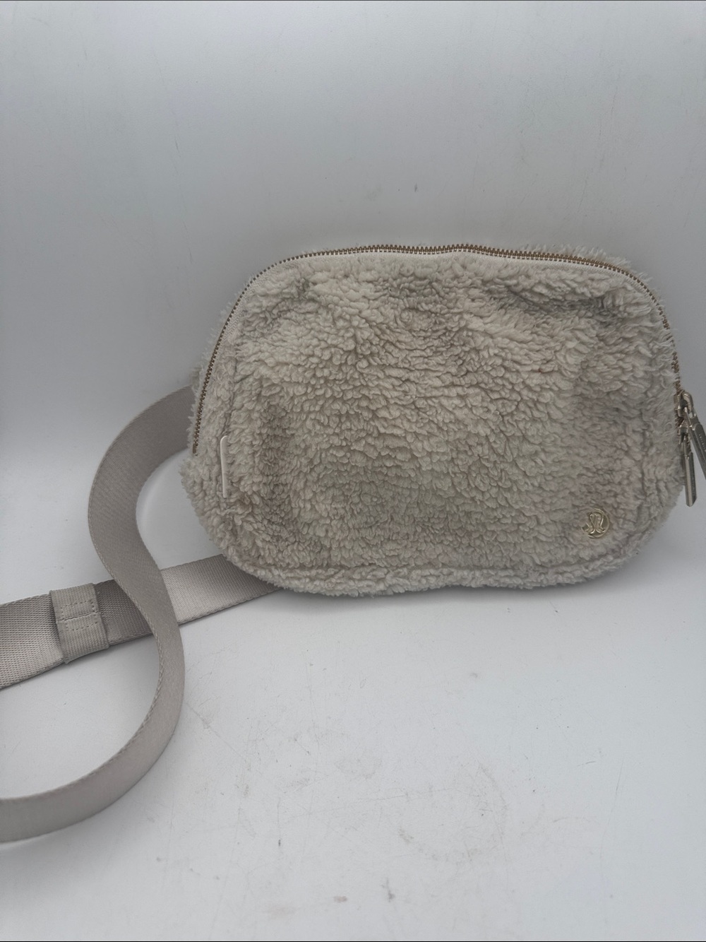 Lululemon Athletica Everywhere Belt Bag Fanny pack fleece Sherpa cream color
